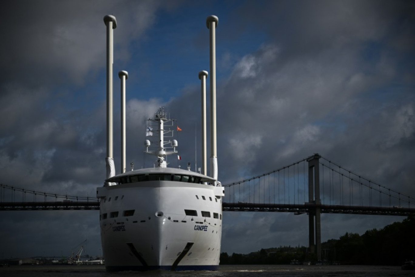 Le cargo "Canopée", construit pour transporter des éléments de la fusée Ariane 6 ,équipé de quatre mâts de propulsion éolienne, le 4 octobre 2023 à Bordeaux © Philippe LOPEZ