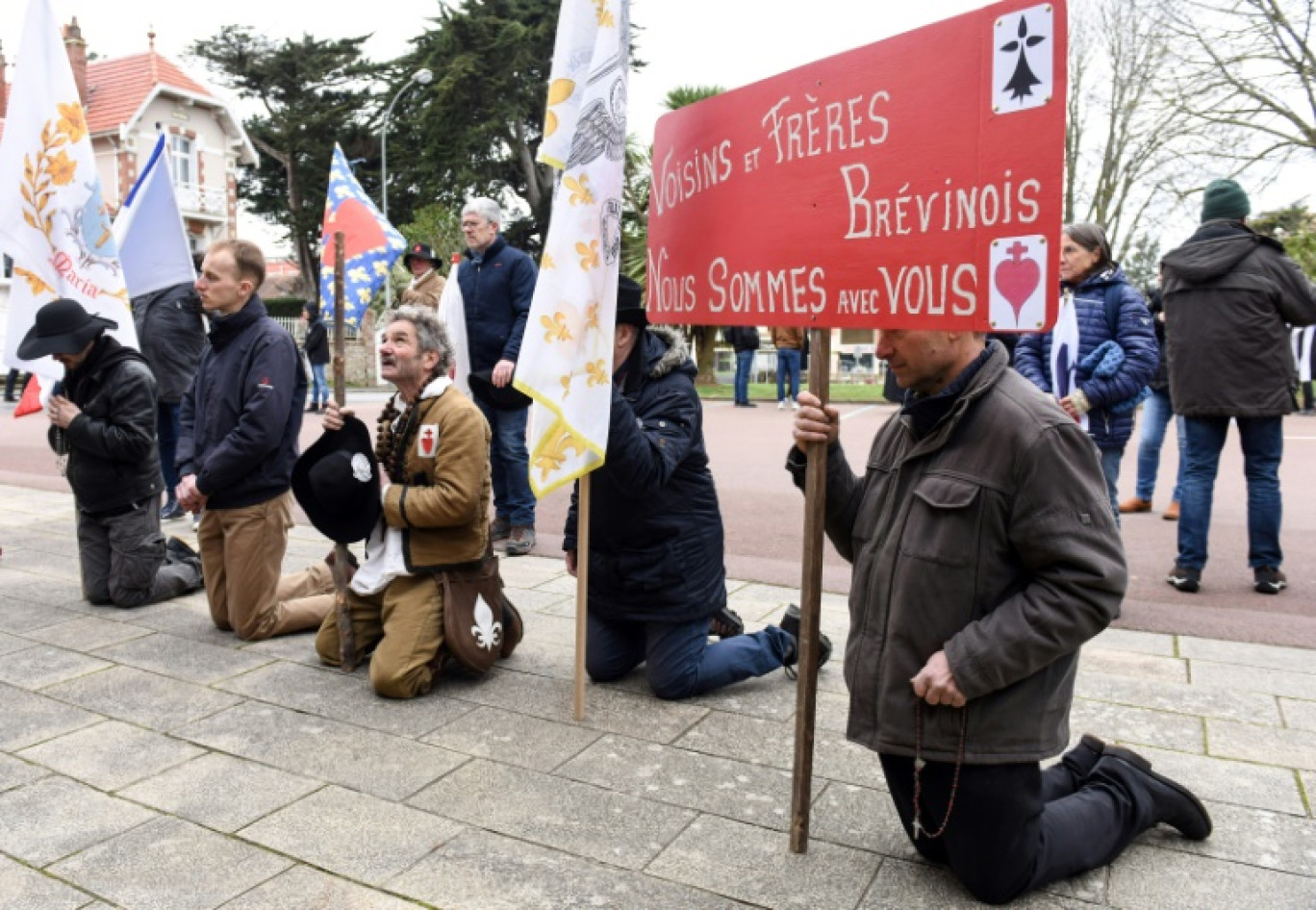 Des membres de Civitas prient à Saint-Brevin-les-Pins, le 25 février 2023 en Loire-Atlantique © Sebastien SALOM-GOMIS