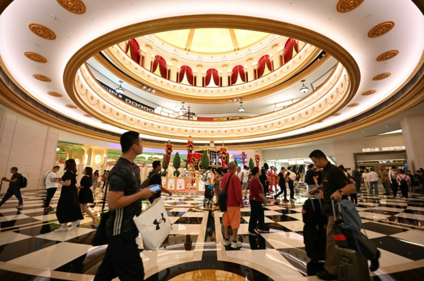 Des touristes au Londoner Casino, le 3 octobre 2023 à Macao © Peter PARKS