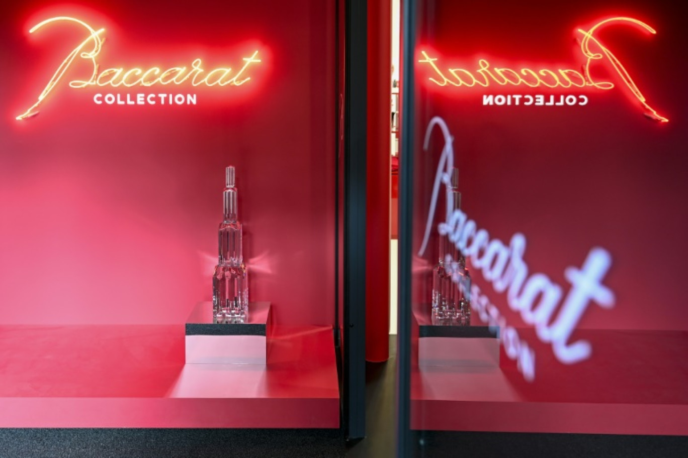 Un logo de la Collection Baccarat est exposé à l'entrée de l'exposition éponyme, le 4 octobre 2023 à Baccarat, en Meurthe-et-Moselle © Jean-Christophe VERHAEGEN