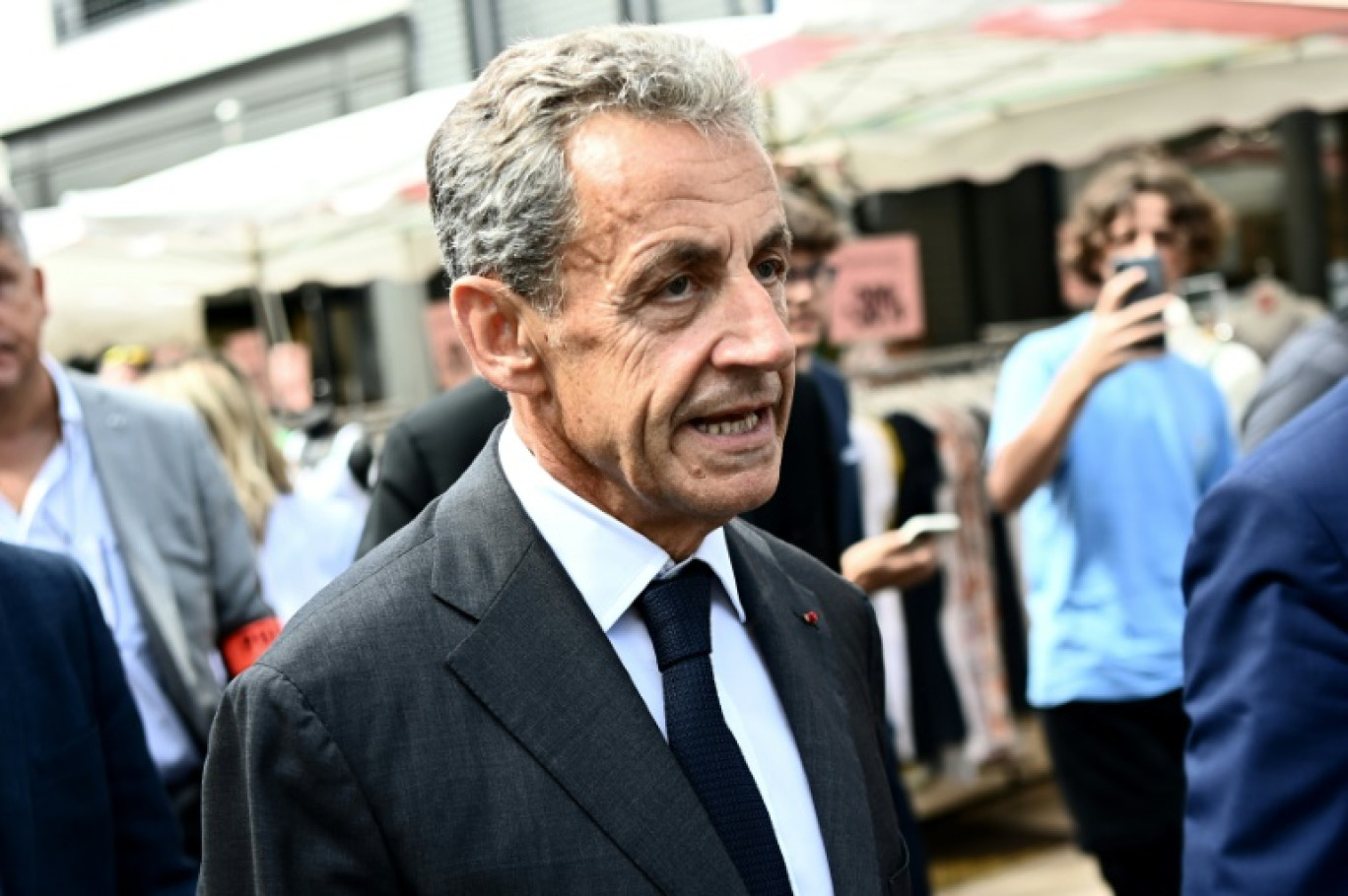 L'ancien président Nicolas Sarkozy, le 25 août 2023 à Arcachon, en Gironde, à la sortie d'une séance de dédidac © Christophe ARCHAMBAULT