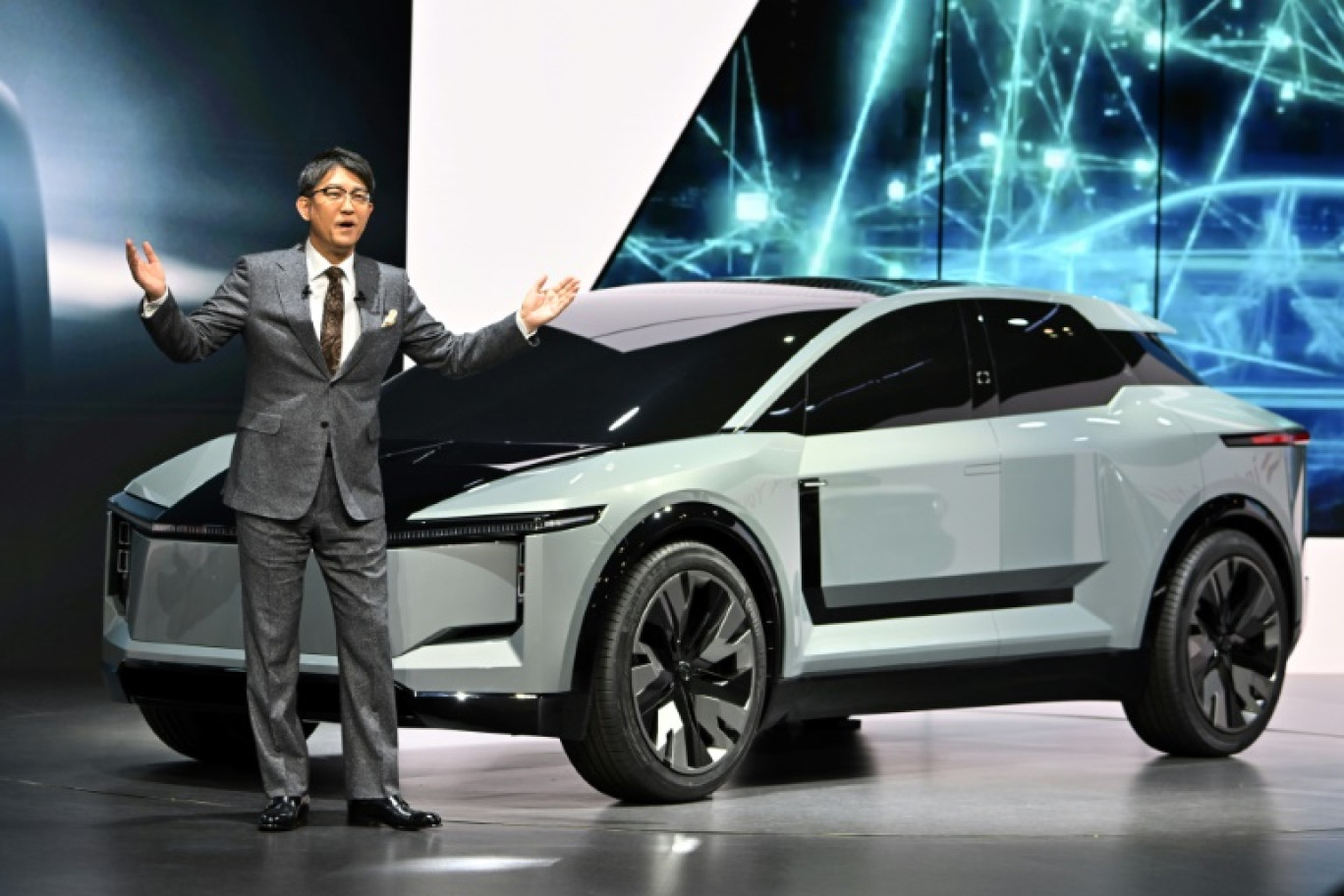 Le patron de Toyota Koji Sato fait un discours devant la presse devant le concept FT-3e, un SUV électrique de Toyota au salon Japan Mobility Show à Tokyo le 25 octobre 2023 © STR