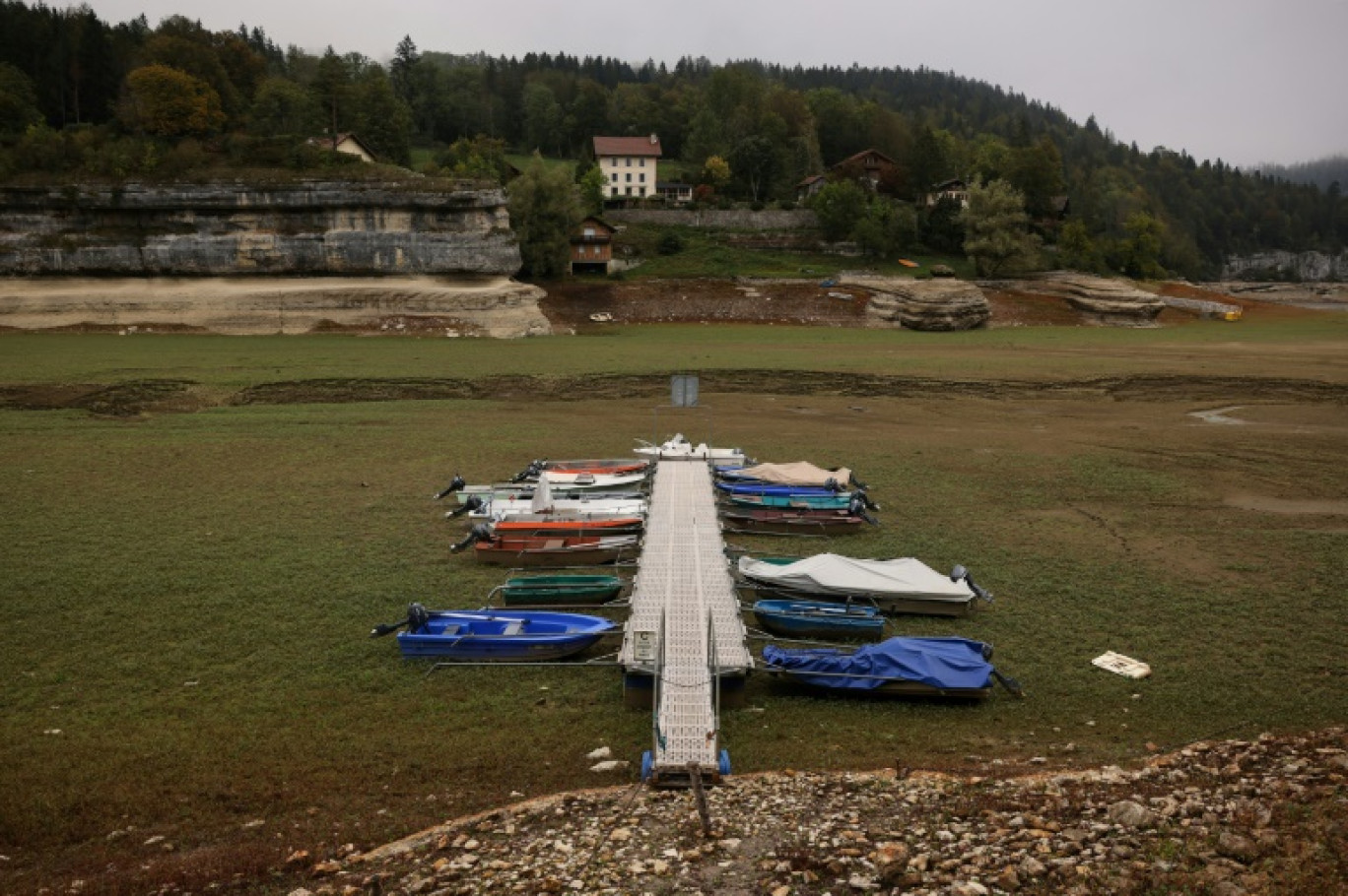 Des bateaux sur le lit asséché du Doubs, le 4 octobre 2023 à Villers-le-Lac, dans le Doubs © ARNAUD FINISTRE