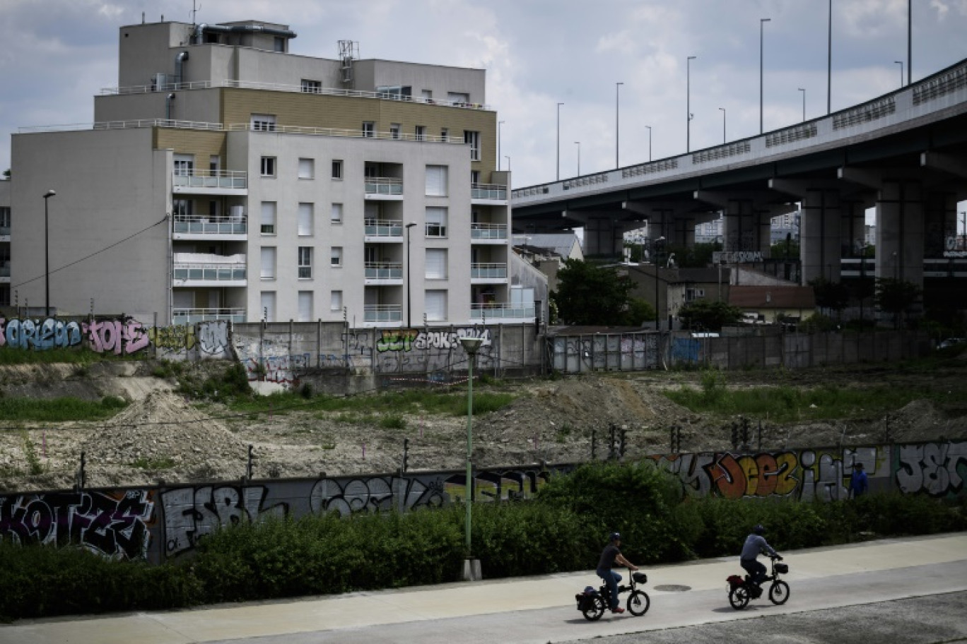 Des cyclistes à Aubervilliers, le 21 mai 2018, à la périphérie de Paris © Philippe LOPEZ