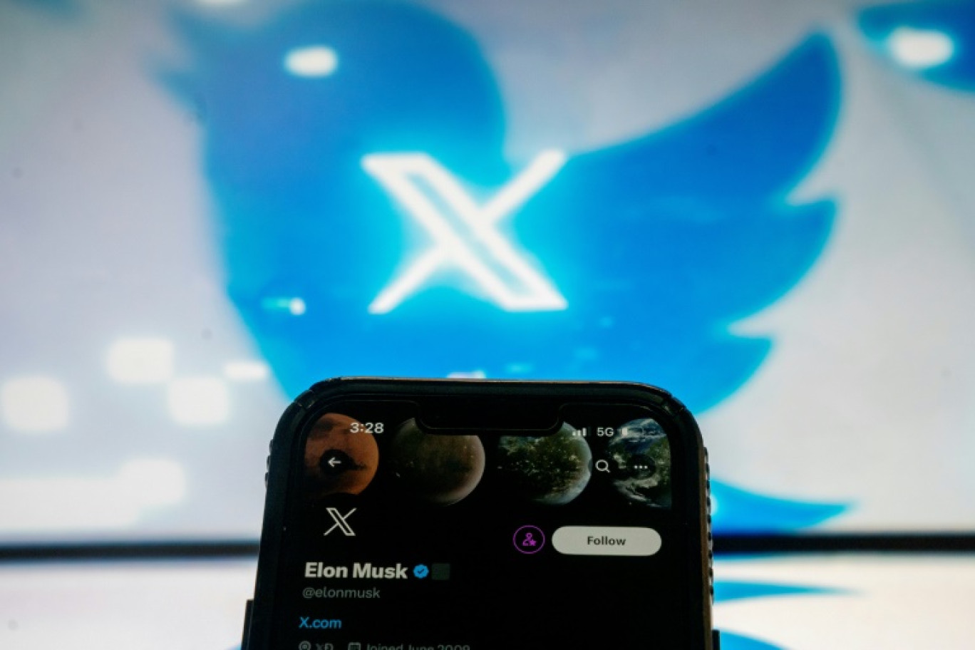 Les liens et articles de presse partagés sur la plateforme X (ex-Twitter) n'apparaissent plus que sous la forme d'une image, sans titre ni description, une disparition justifiée par Elon Musk pour des raisons "esthétiques" © Stefani Reynolds