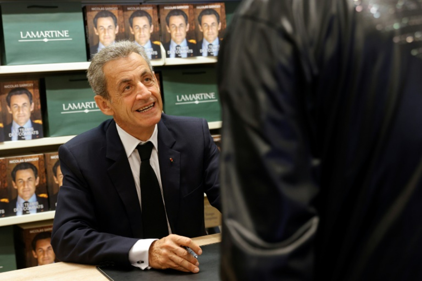 L'ancien président Nicolas Sarkozy lors d'une séance de dédicace de son livre "Le Temps des Combats" dans une libraire de Neuilly-sur-Seine, le 7 octobre 2023 dans les Hauts-de-Seine © Geoffroy Van der Hasselt