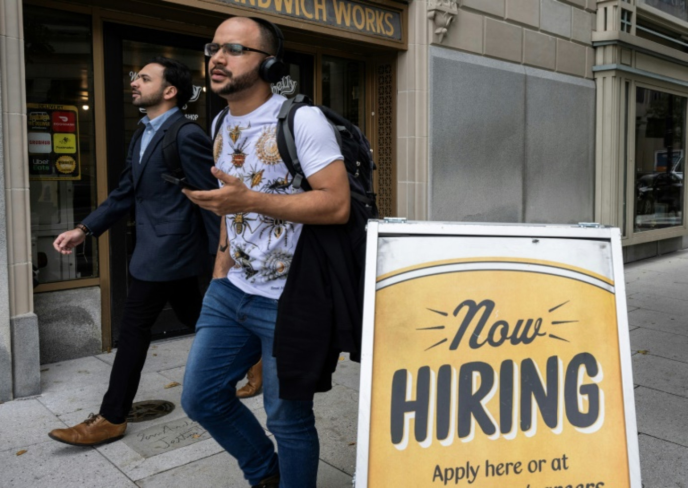 Une affiche de recrutement devant un restaurant de Washington, le 5 octobre 2023 © ANDREW CABALLERO-REYNOLDS