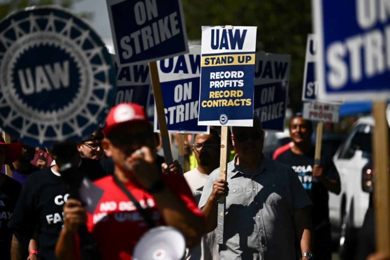 Des membres du syndicat automobile UAW sur un piquet de grève devant l'usine de pièces détachées Stellantis Chrysler Los Angeles, le 26 septembre 2023 à Ontario, en Californie © Patrick T. Fallon