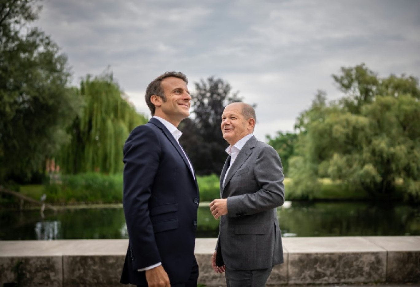 Le chancelier allemand Olaf Scholz (droite) et le président français Emmanuel Macron le 6 juin 2023 à Potsdam, en Allemagne © Michael Kappeler