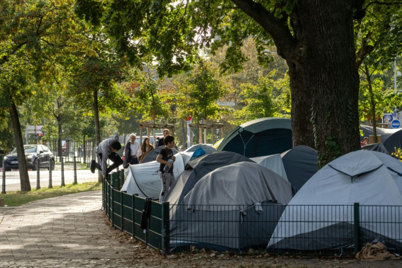 Un campement de migrants installé sur les bords de l'Ill, le 8 octobre 2023 à Strasbourg, dans le Bas-Rhin © PATRICK HERTZOG