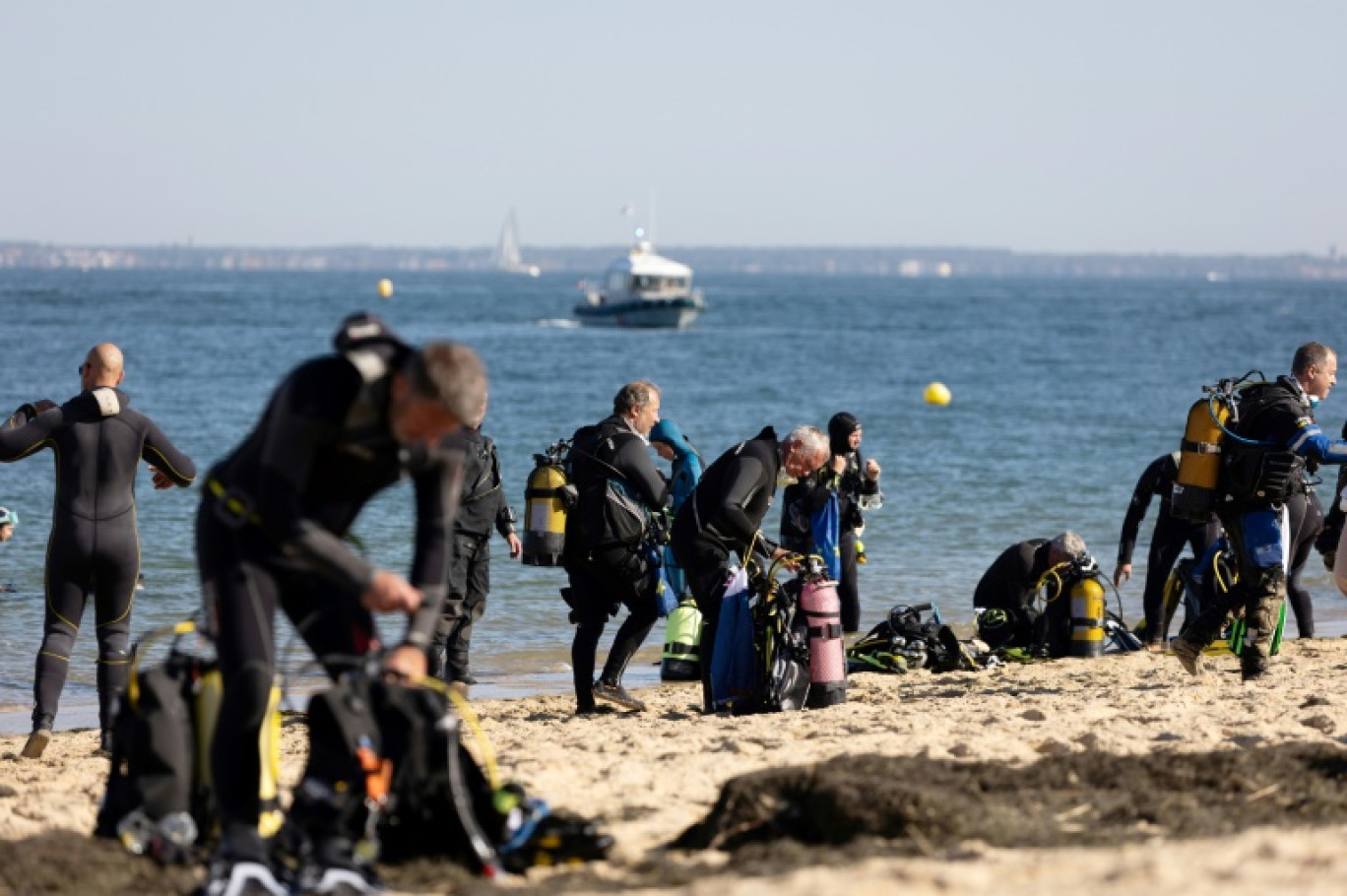 Des plongeurs se préparent à une opération de nettoyage du bassin d'Arcachon, le 7 octobre 2023 en Gironde © Thibaud MORITZ