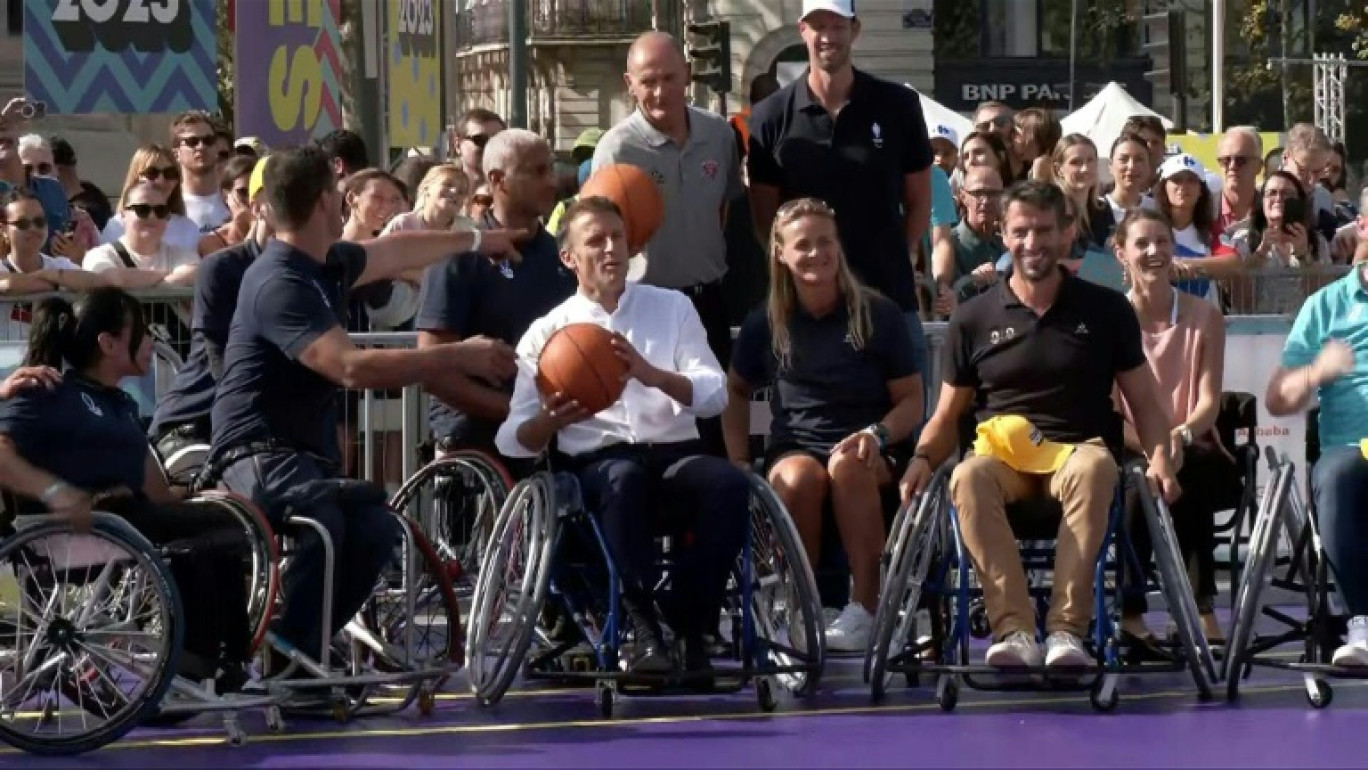 Jeux paralympiques: Macron "encourage" les Français à "acheter des billets"