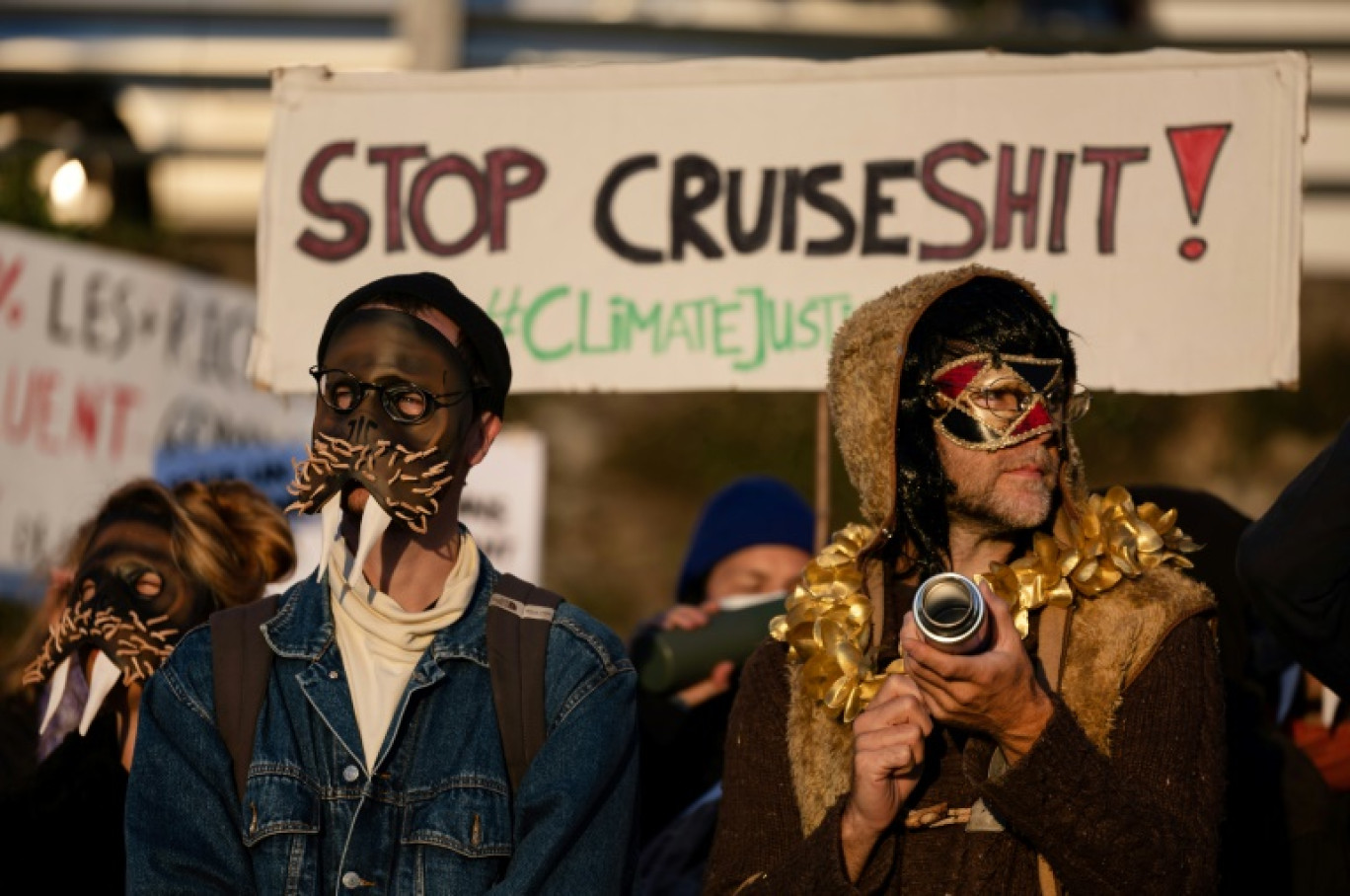 Des manifestants grimés en ours polaires, en otaries ou en carnavaliers vénitiens rassemblés à Douarnenez pour protester contre les bateaux de croisière, le 8 octobre 2023 dans le Finistère © Fred TANNEAU