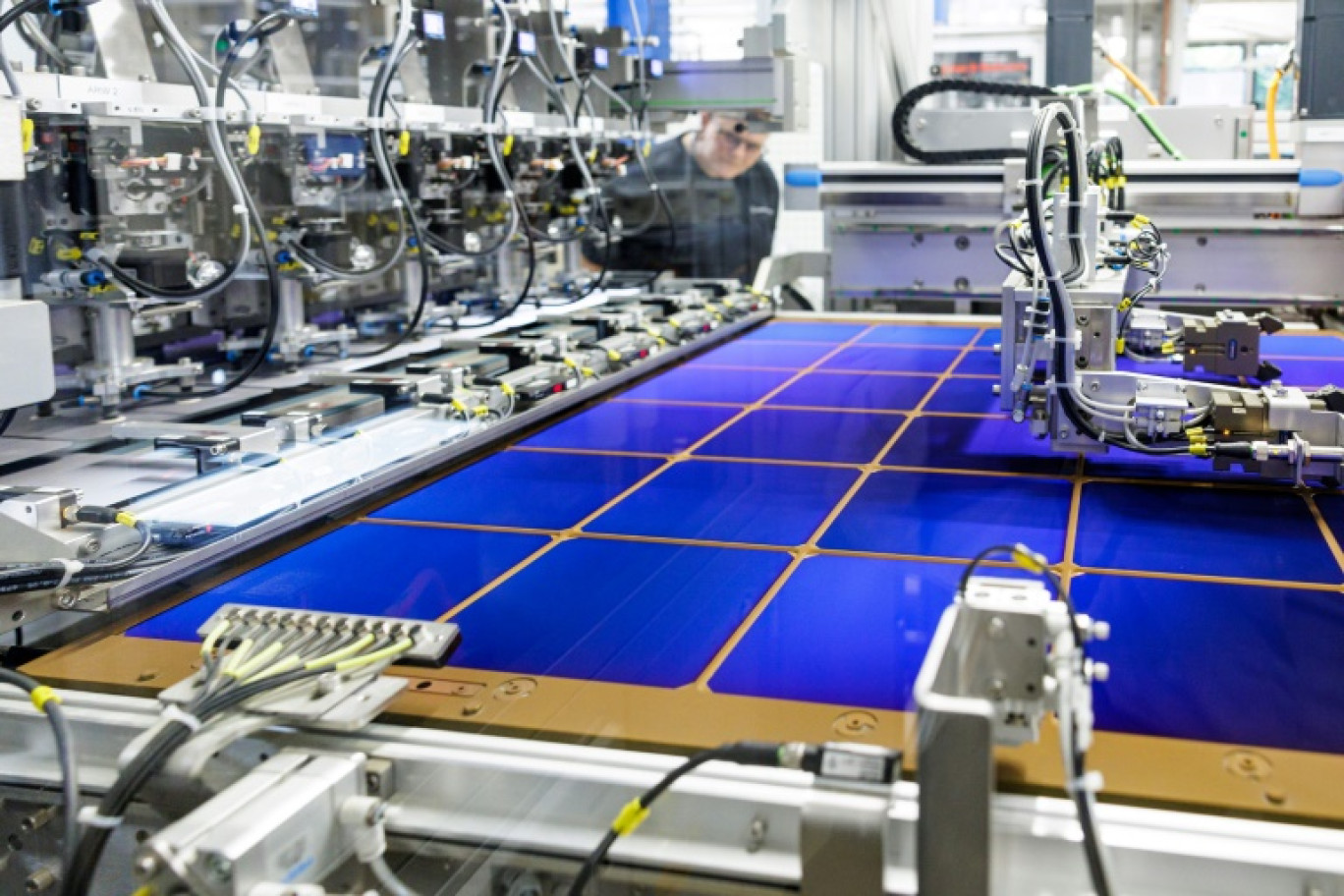 Un employé supervise la production de cellules solaires à l'usine du groupe suisse Meyer Burger, le 26 septembre 2023 à Bitterfeld-Wolfen, dans l'est de l'Allemagne © JENS SCHLUETER