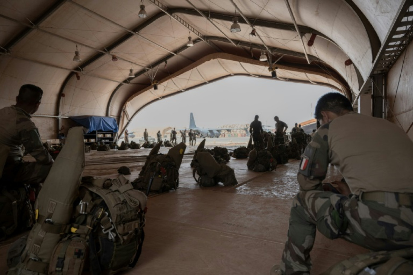 Des soldats français du 2e Régiment Etranger de Parachutistes (2eREP) et des militaires nigériens se préparent pour une mission sur la base aérienne française de la BAP, le 14 mai 2023 à Niamey © ALAIN JOCARD