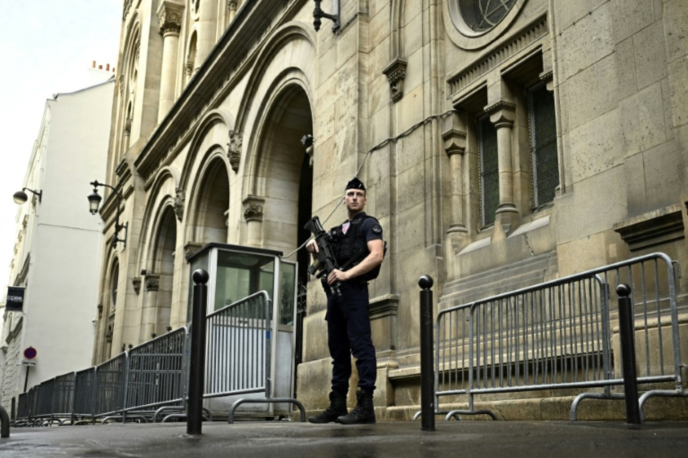 Un CRS monte la garde devant la synagogue de Paris, le 9 octobre 2023 © JULIEN DE ROSA