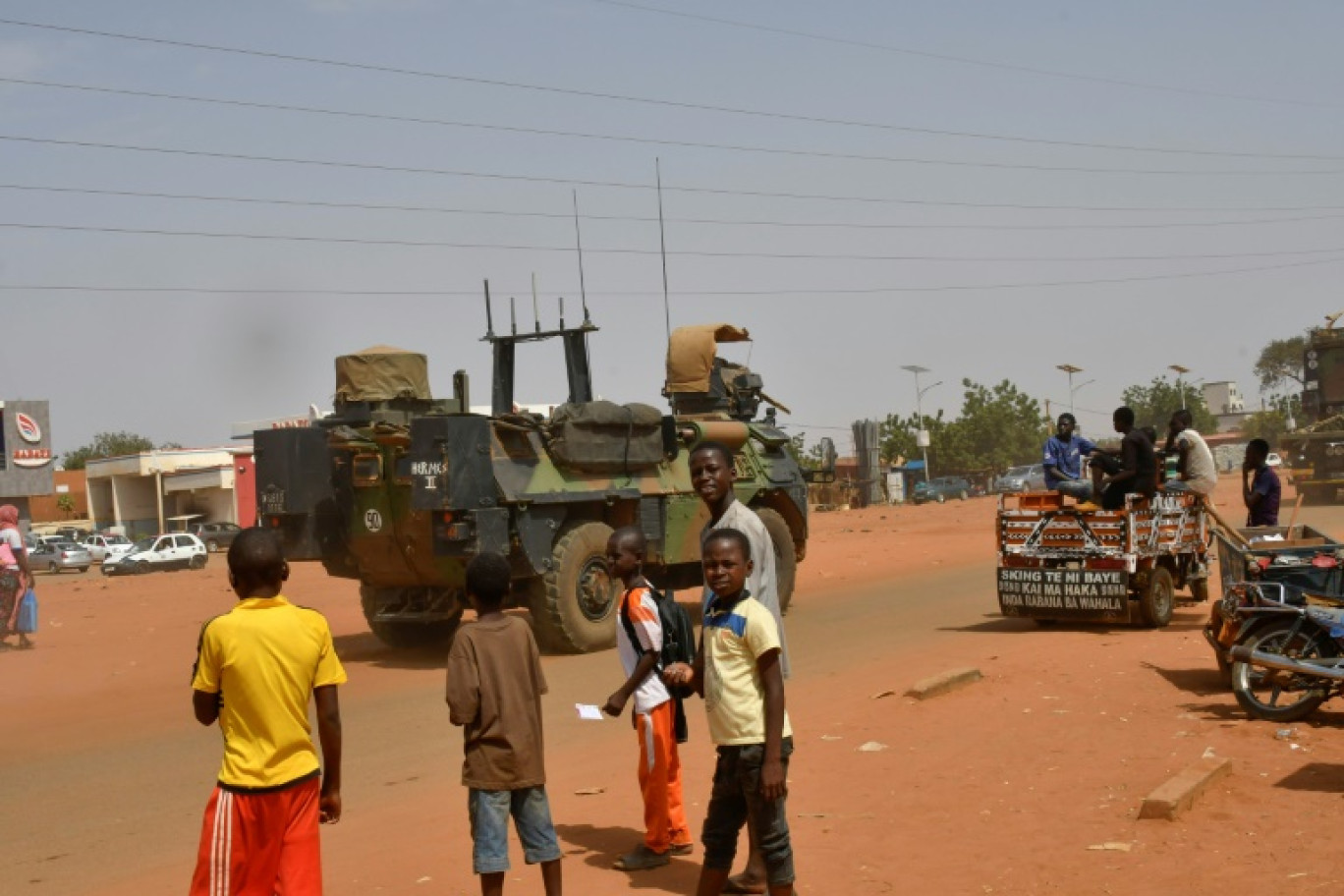 Un convoi militaire de l'armée française traverse le quartier du Lazaret à Niamey, le 10 octobre 2023 © -