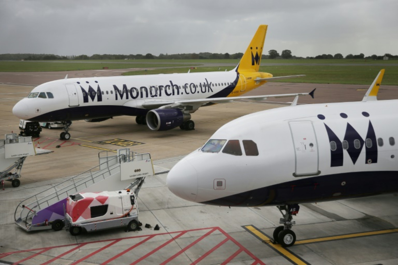 Des appareils de la compagnie Monarch sur le tarmac de l'aéroport de Luton, dans le sud de l'Angleterre, le 2 octobre 2017 © Daniel LEAL-OLIVAS