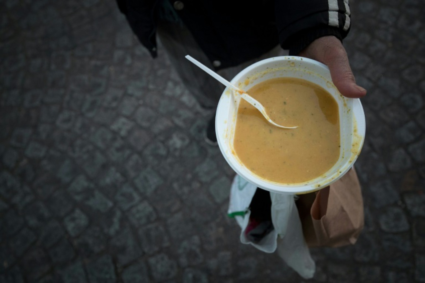 Un bol de soupe distribué à Paris le 7 avril 2020 © JOEL SAGET