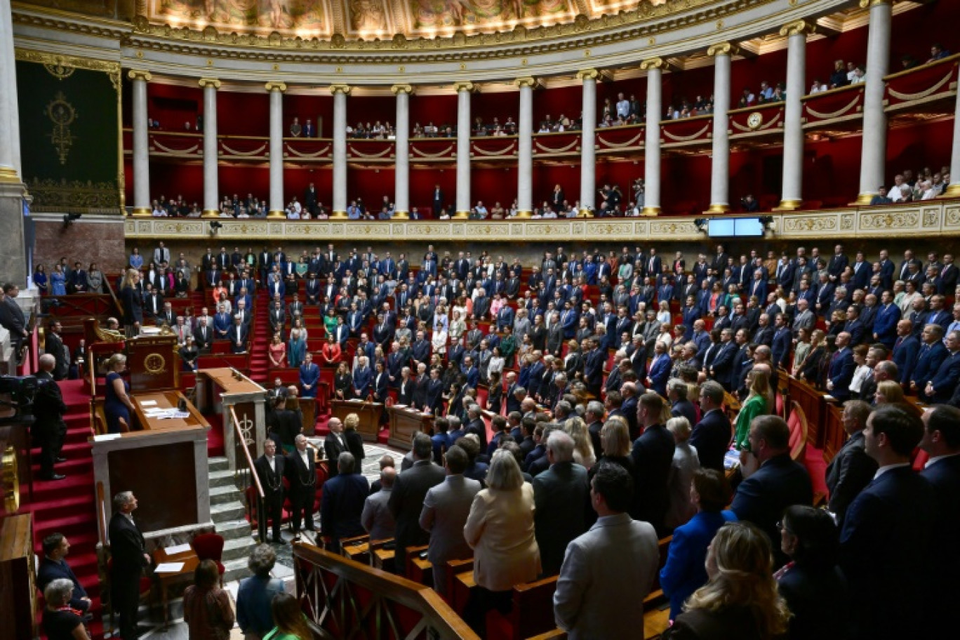 Les députés de l'Assemblée nationale observent une minute de silence en hommage aux victimes des attaques du Hamas en Israël à l'Assemblée nationale à Paris le 10 octobre 2023 © Miguel MEDINA