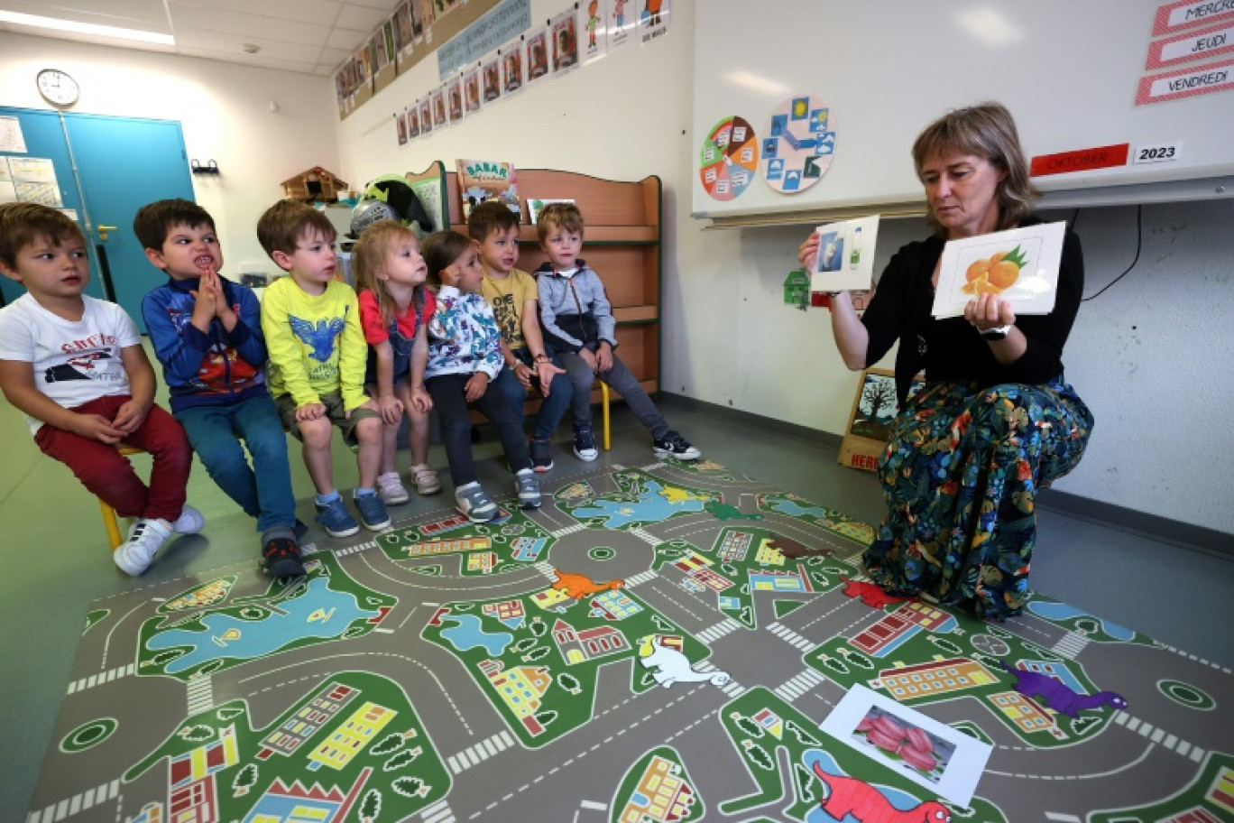 Des écoliers travaillent avec leur maîtresse qui leur parle en alsacien dans une classe immersive ouverte à la rentrée de septembre, le 12 octobre 2023 à Brumath, dans le Bas-Rhin © FREDERICK FLORIN