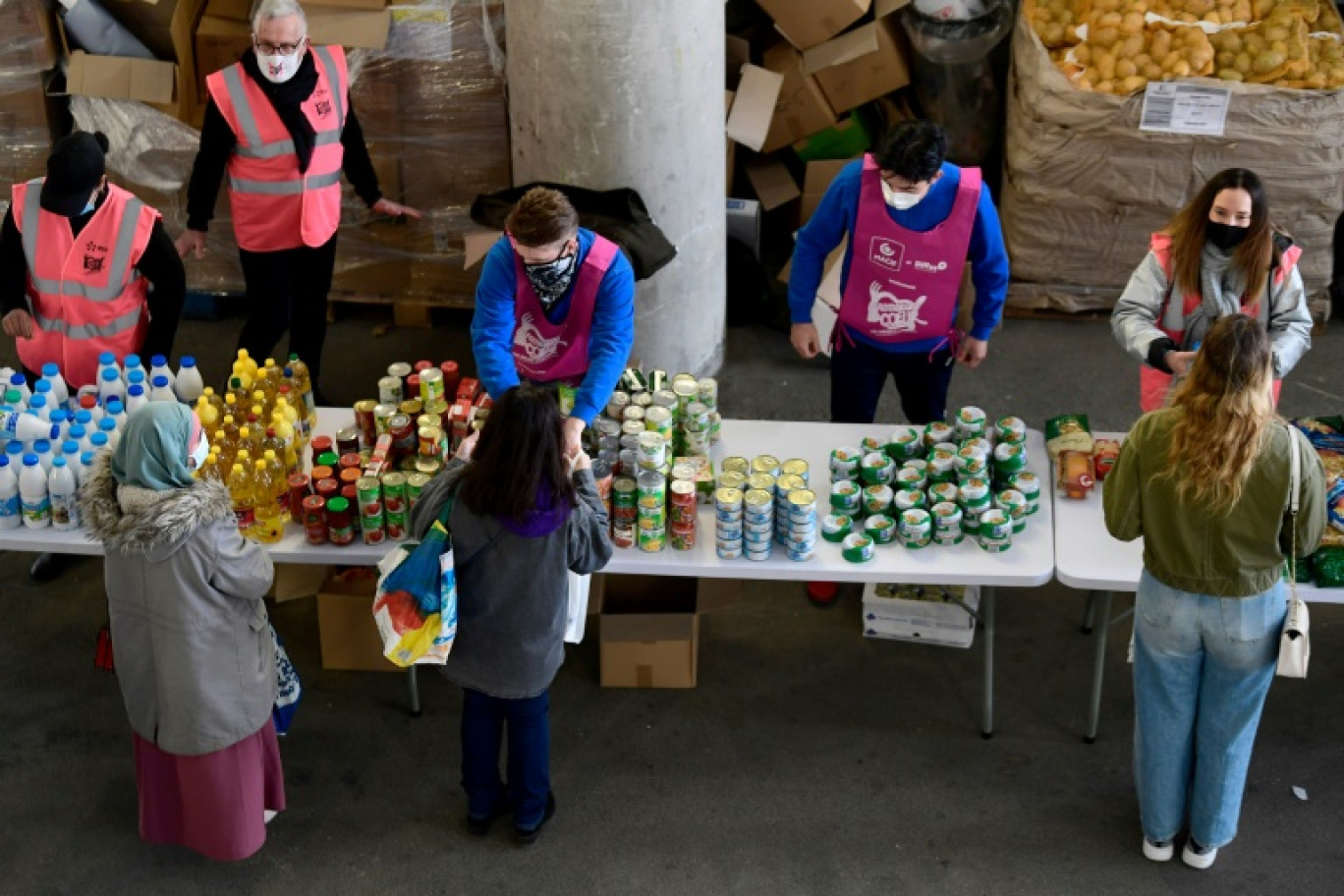 Des bénévoles des "Restos du Coeur" distribuent de la nourriture au stade Vélodrome de Marseille, le 26 mars 2021 © Nicolas TUCAT