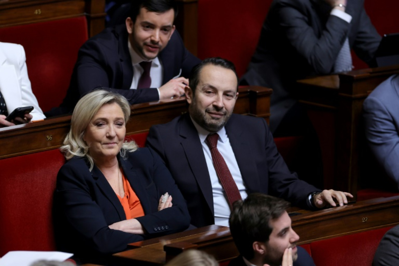 La présidente du groupe Rassemblement national à l'Assemblée, Marine Le Pen (gauche) avec les députés RN Sébastien Chenu (droite) et Jean-Philippe Tanguy (haut), le 7 mars 2023 à l'Assemblée © Thomas SAMSON