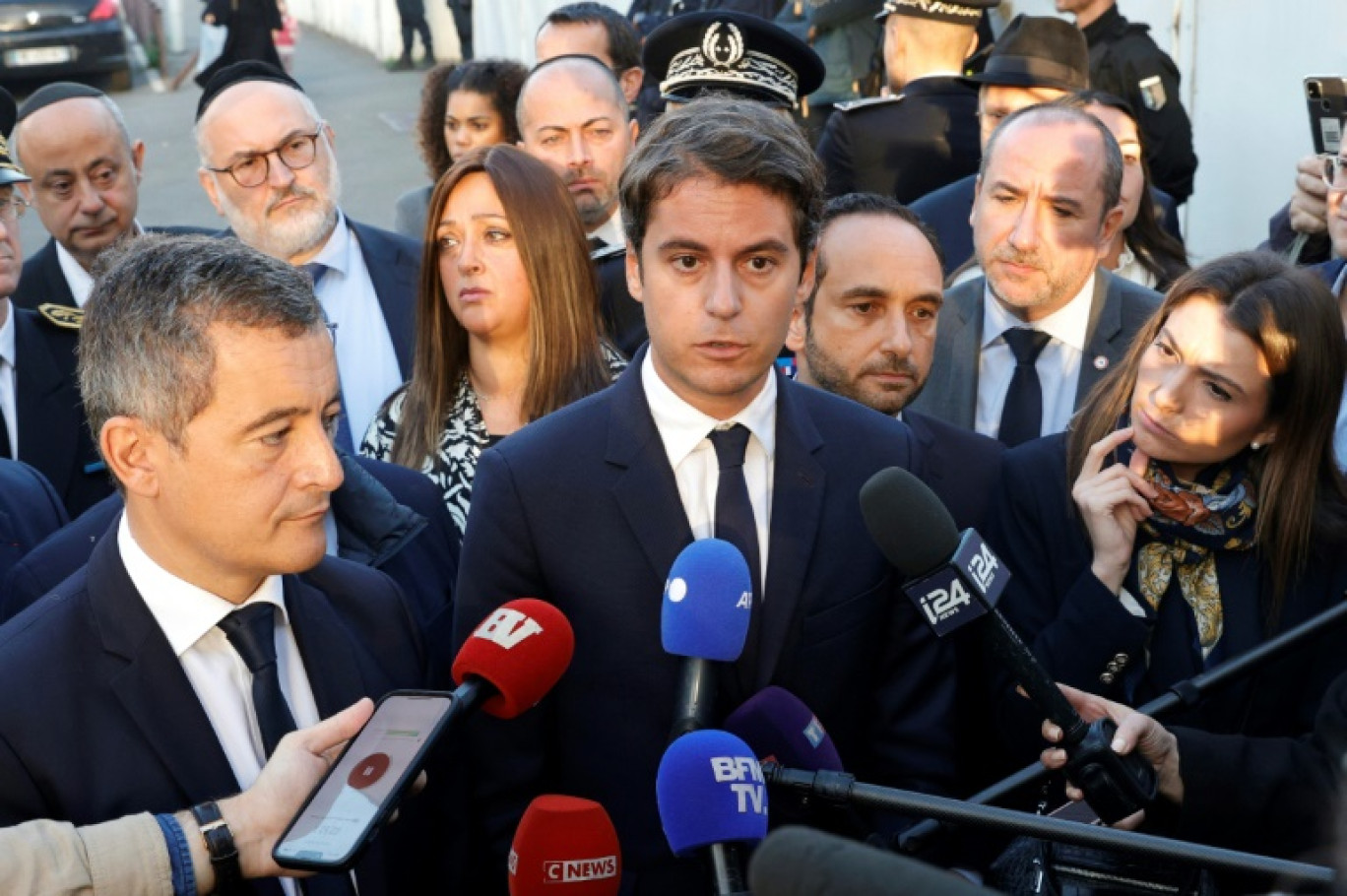 Le ministre de l'Intérieur, Gérald Darmanin (gauche) et celui de l'Education Gabriel Attal (centre) en visite dans une école privée juive à Sarcelles (Val-d'Oise), le 11 octobre 2023 © Geoffroy Van der Hasselt