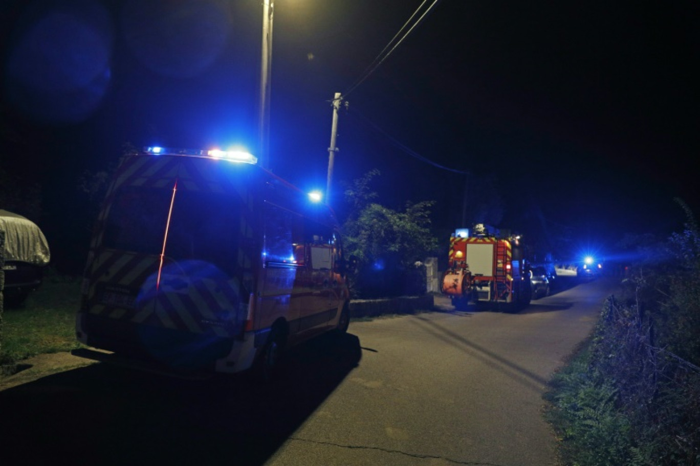 Des véhicules de pompiers devant une maison visée par une explosion, le 8 octobre 2023 à Vico, en Corse © Pascal POCHARD-CASABIANCA