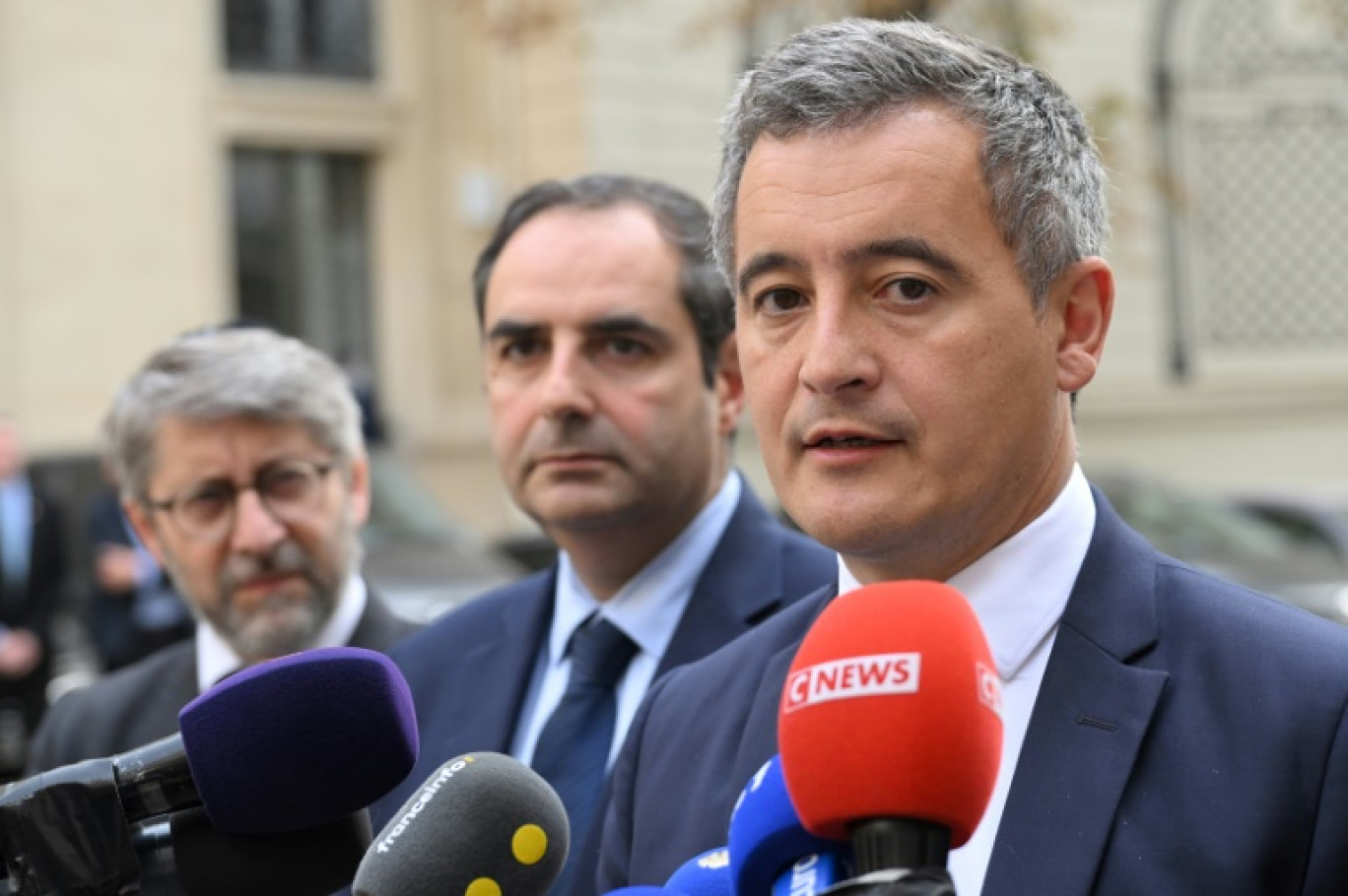 Le ministre de l'Intérieur Gérald Darmanin fait une déclaration aux côtés du Grand Rabbin de France Haim Korsia (g) et du président du Consistoire central israélite de France Elie Korchia (c), après une réunion sur le renforcement de la sécurité des sites de la communauté juive, le 9 octobre 2023 à Paris © Bertrand GUAY