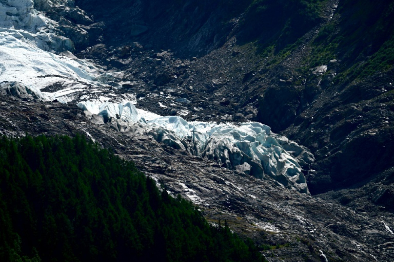 Le glacier des Bossons dont la masse est en recul, le 30 juillet 2023 au-dessus de Chamonix, eh Haute-Savoie © Emmanuel DUNAND