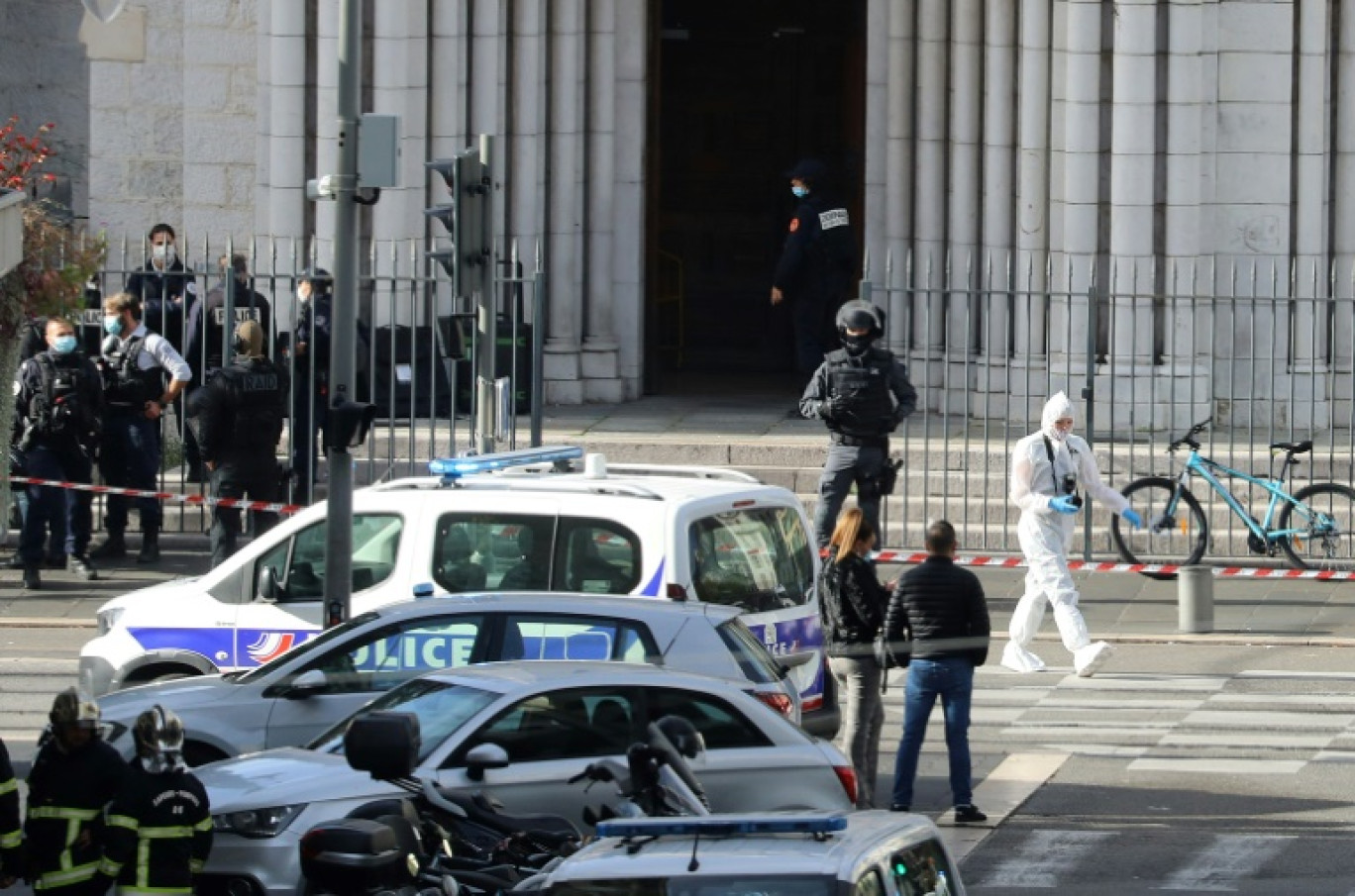 Des policiers et membres du Raid devant la basilique de Nice après une attaque au couteau, le 29 octobre 2020 dans les Alpes-Maritimes © Valery HACHE