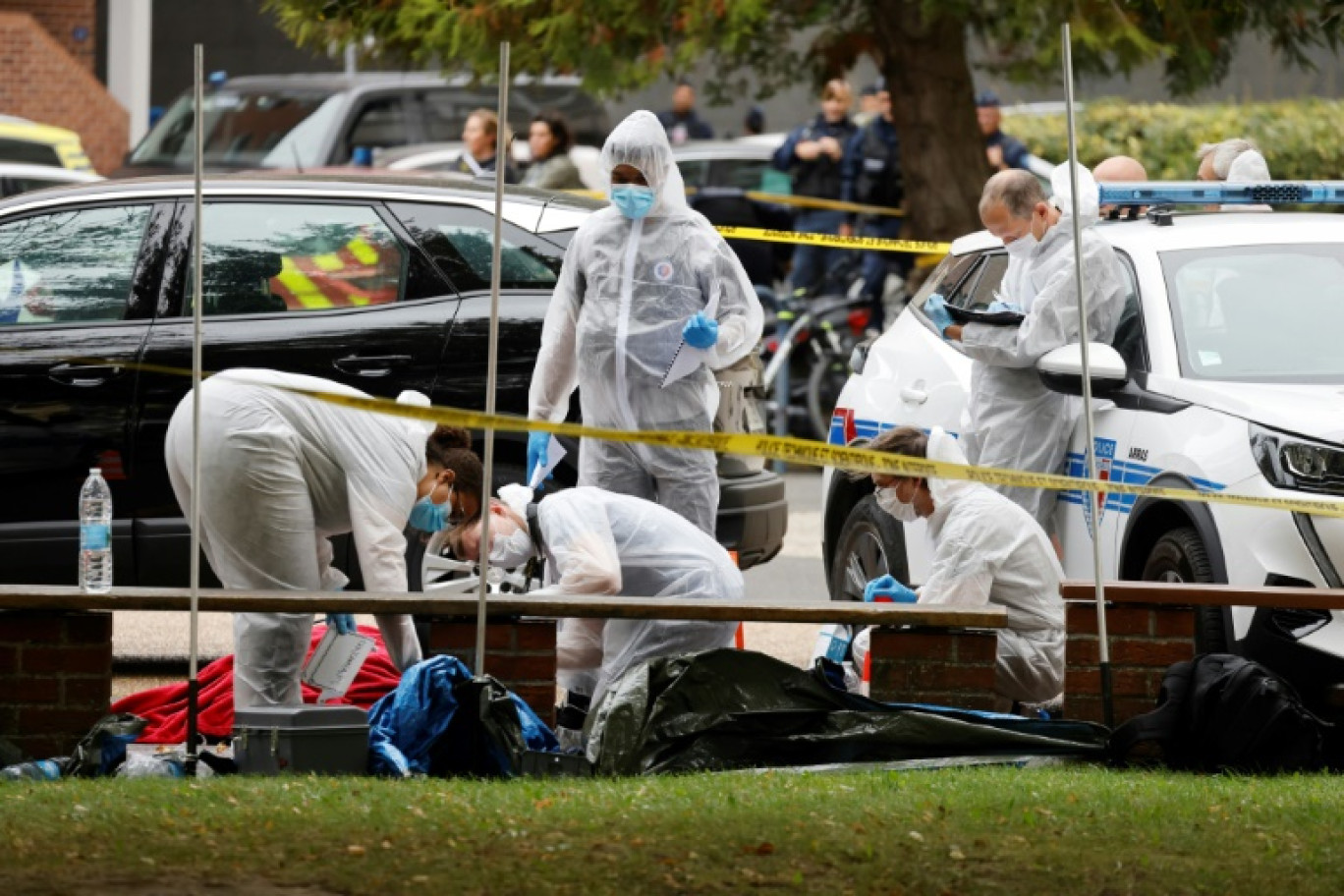 Des enquêteurs de la police judiciaire devant le lycée Gambetta après la mort d'un enseignant poignardé lors d'un attentat islamiste, le 13 octobre 2023 à Arras, dans le Pas-de-Calais © Ludovic MARIN