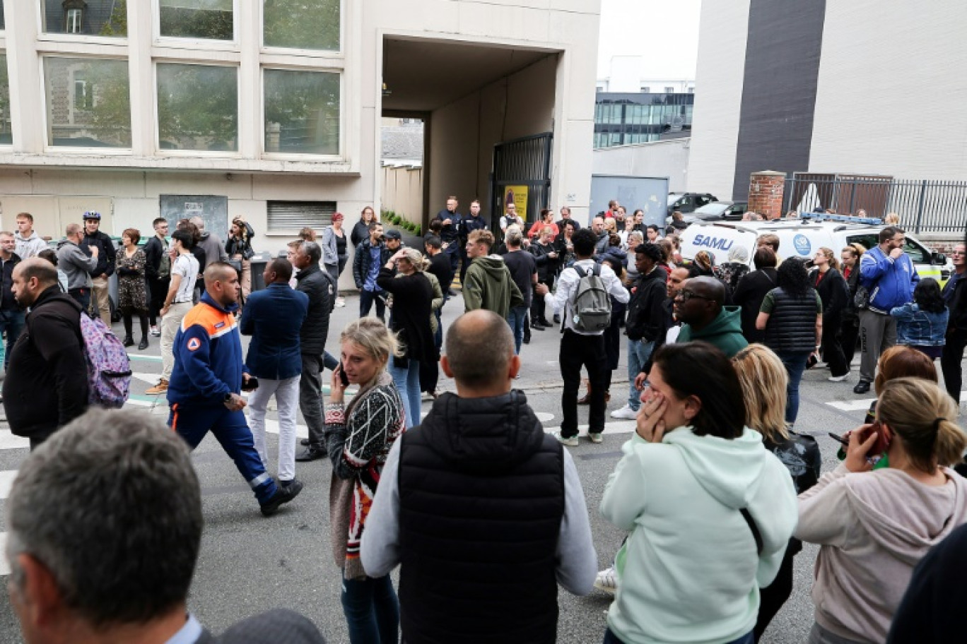 Des personnes rassemblées devant le lycée Gambetta après la mort d'un enseignant poignardé lors d'un attentat islamiste, le 13 octobre 2023 à Arras, dans le Pas-de-Calais © FRANCOIS LO PRESTI