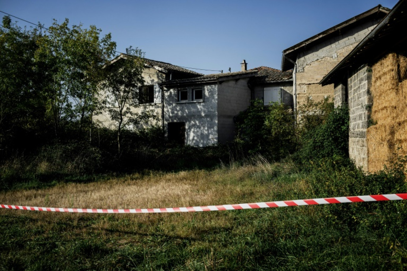 Un homme pendu a été découvert le 13 octobre 2023 dans cette ferme inhabitée de Corcelles-en-Beaujolais, dans le Rhône, avec une sacoche contenant des documents d'identité de l'acteur Marwan Berreni, porté disparu depuis deux mois © JEFF PACHOUD