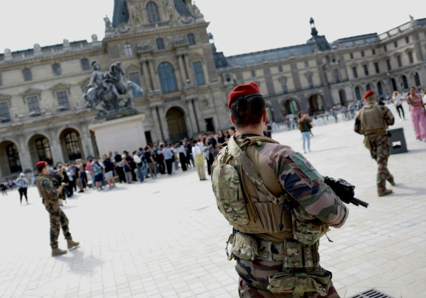 Devant le collège-lycée Gambetta d'Arras le 14 octobre 2023, au lendemain de l'attaque terroriste qui a coûté la vie à un enseignant de français © Denis Charlet