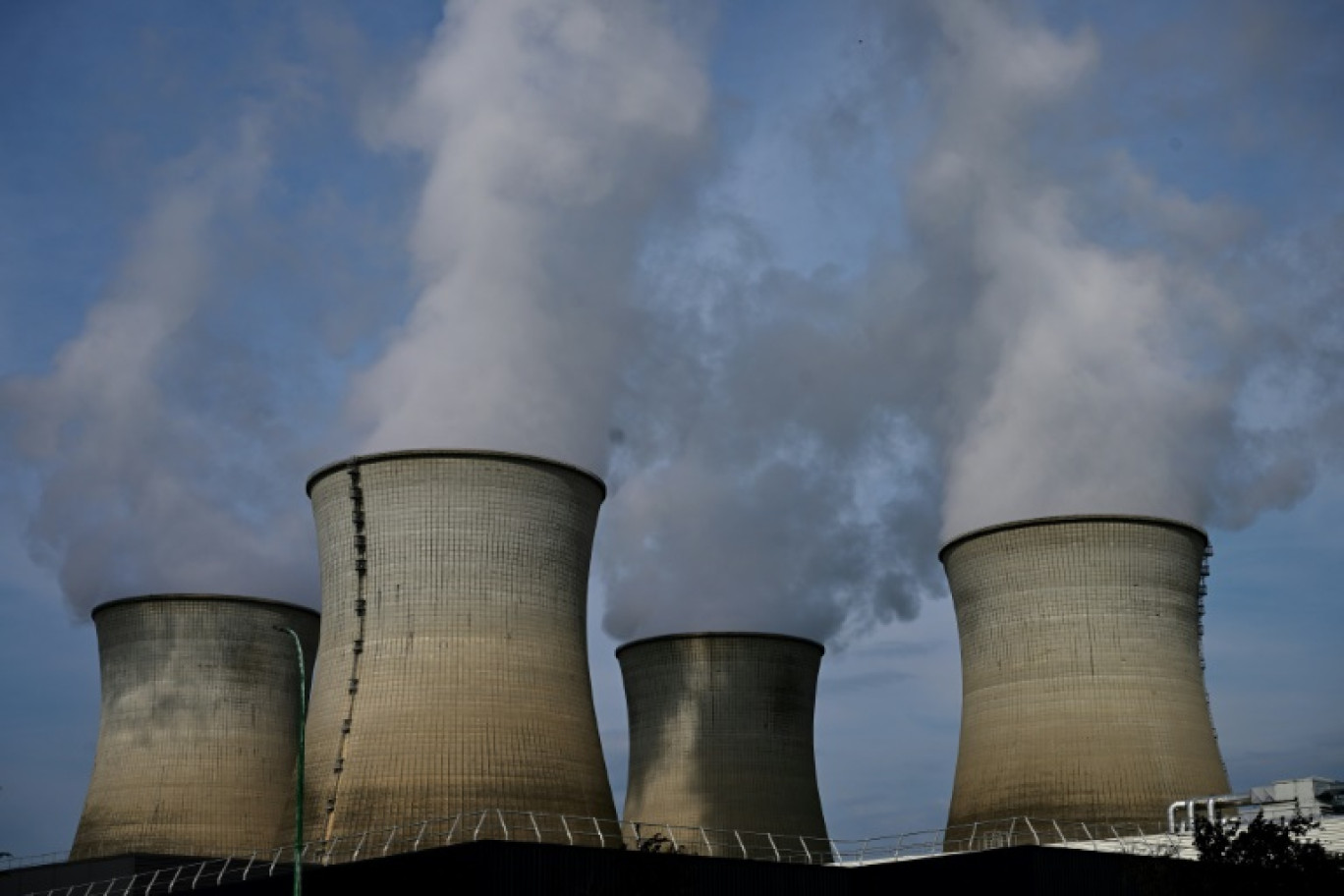 Les tours aéroréfrigérantes de la centrale nucléaire française du Bugey dans la commune de Saint-Vulbas (Ain), le 24 juillet 2023 © Emmanuel DUNAND