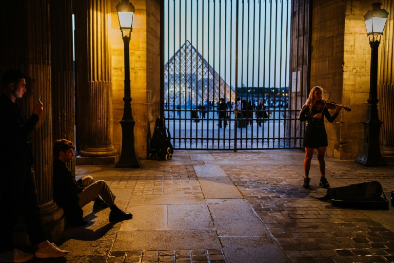 Le musée du Louvre et le château de Versailles ont été évacués et fermés après des alertes © Martin BUREAU