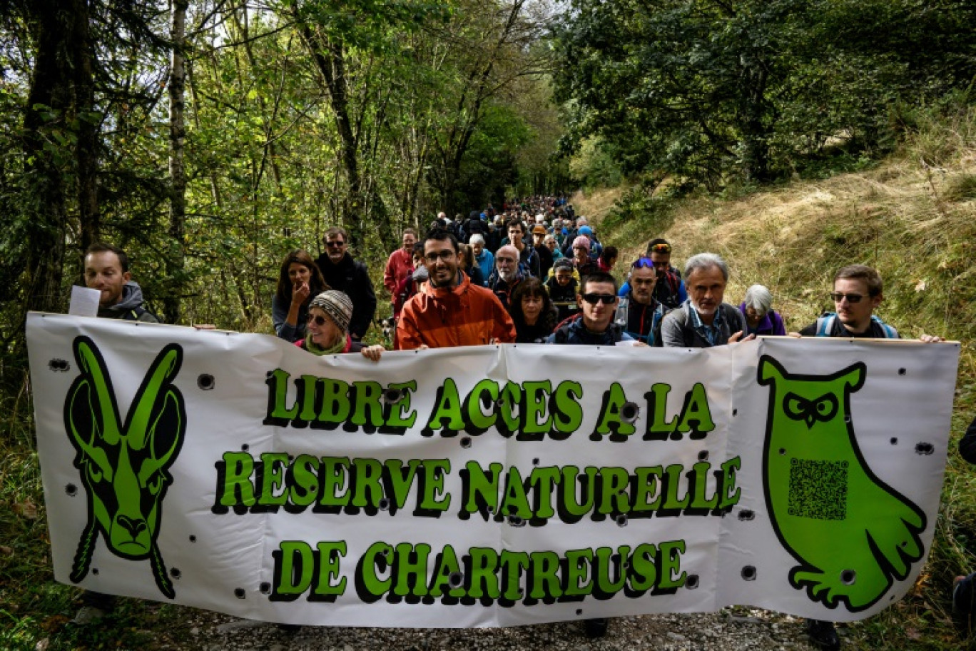 Manifestation aux pieds du massif de la Chartreuse, à Saint-Bernard-du-Touvet, dans l'Isère, pour réclamer le "libre accès pour tous à la nature", le 15 octobre 2023 © JEFF PACHOUD