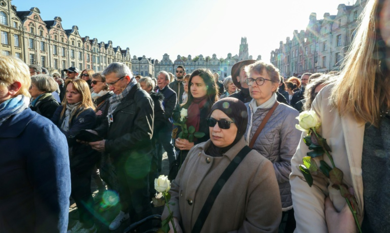 Rassemblement à Arras à la mémoire de l'enseignant Dominique Bernard, tué dans un attentat islamiste, le 15 octobre 2023 dans le Pas-de-Calais © DENIS CHARLET