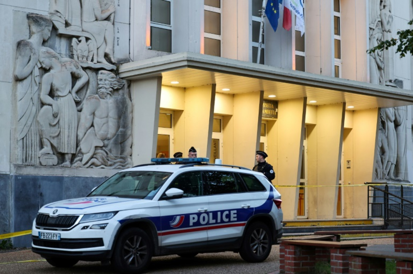 Des policiers montent la garde à l'entrée du lycée Gambetta à Arras, le 14 octobre 2023 © Denis Charlet