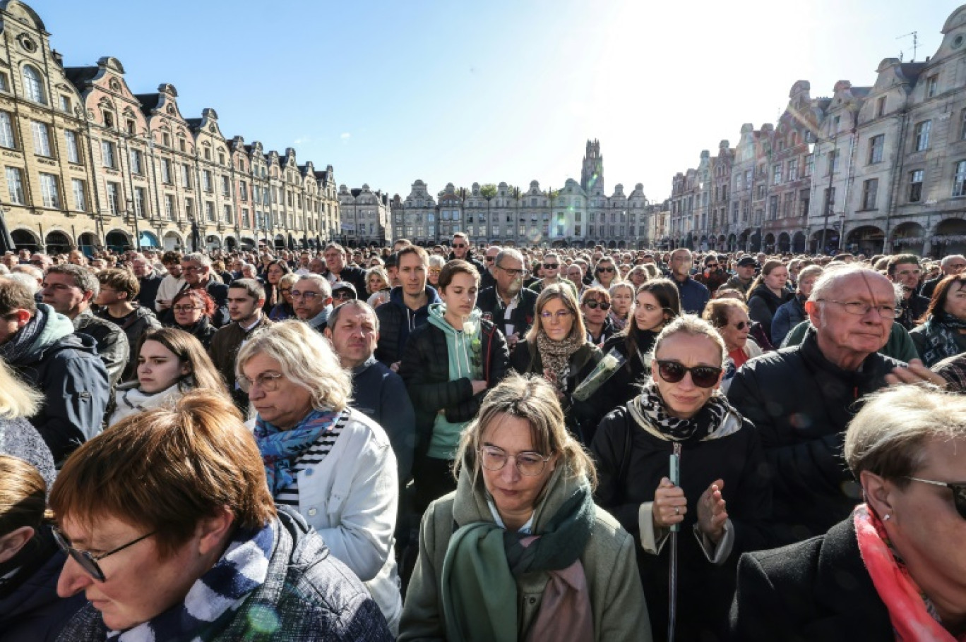 Une foule se rassemble sur la Gand'Place à Arras pour rendre hommage à Dominique Bernard, le 15 octobre 2023 © Denis Charlet