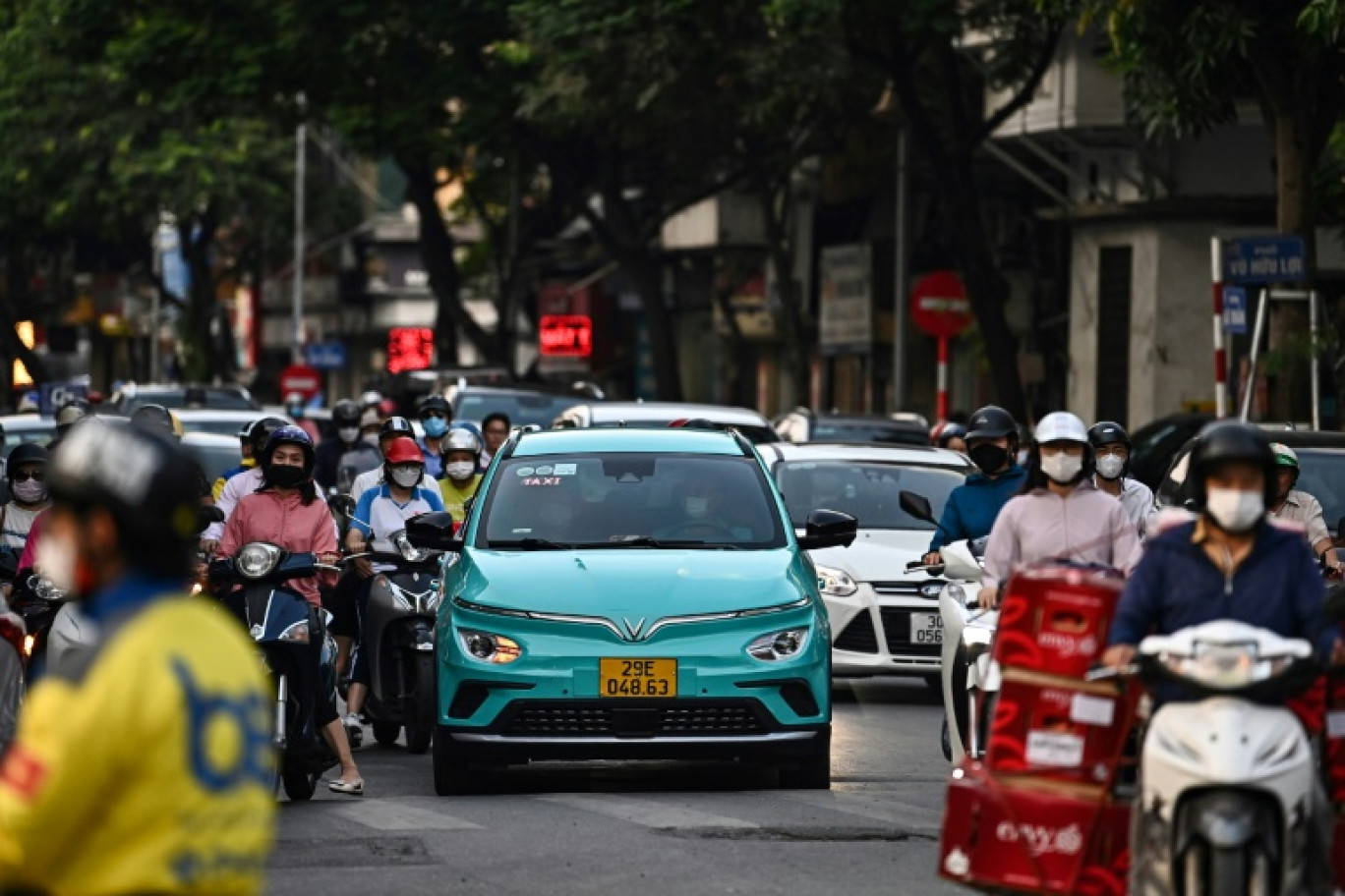 Une voiture électrique de la marque vietnamienne VinFast, dans les rues de Hanoï, le 4 octobre 2023 © Nhac NGUYEN