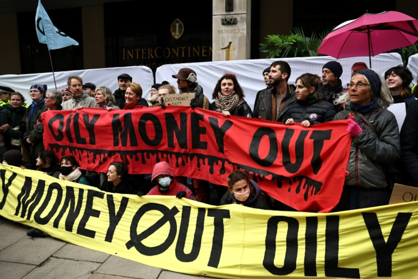 Des militants écologistes manifestent le 17 octobre 2023 à Londres lors d'un événement rassemblant de hauts dirigeants de l'industrie pétro-gazière © HENRY NICHOLLS