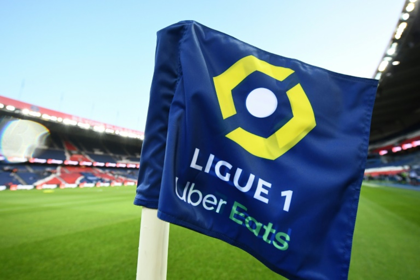 Drapeau de corner aux couleurs de la Ligue 1, au Parc des Princes © FRANCK FIFE