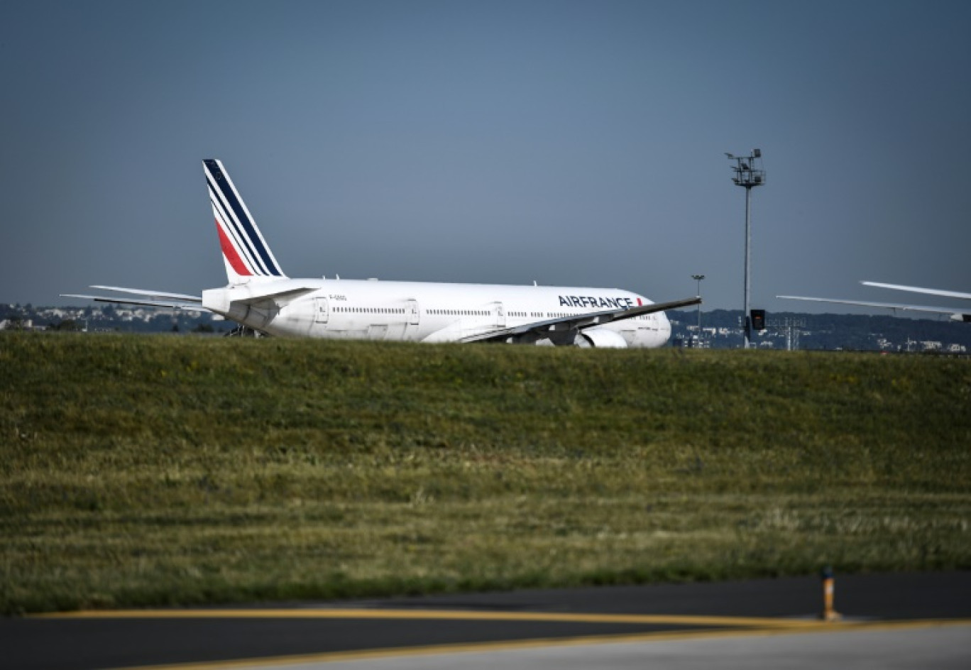 Un avion de la compagnie Air France sur le tarmac du terminal 3 de l'aéroport d'Orly. Photo prise le 24 juin 2020 © STEPHANE DE SAKUTIN