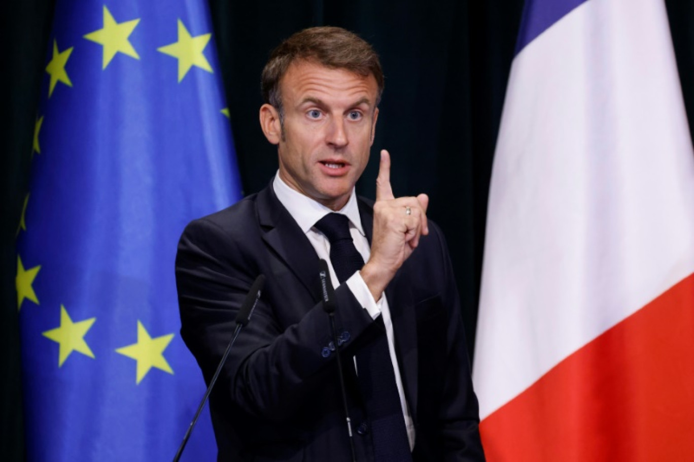 Le président français Emmanuel Macron s'exprime lors d'une conférence de presse conjointe avec le Premier ministre albanais  Edi Rama le 17 octobre 2023 à Tirana © Ludovic MARIN