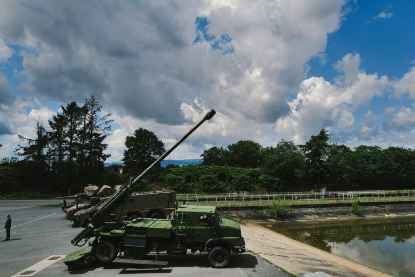 Le redoutable canon Caesar de 155 mm, produit sur le site de Roanne du groupe franco-allemand Nexter, est capable de tirer six obus à 40 kilomètres en moins d'une minute © OLIVIER CHASSIGNOLE