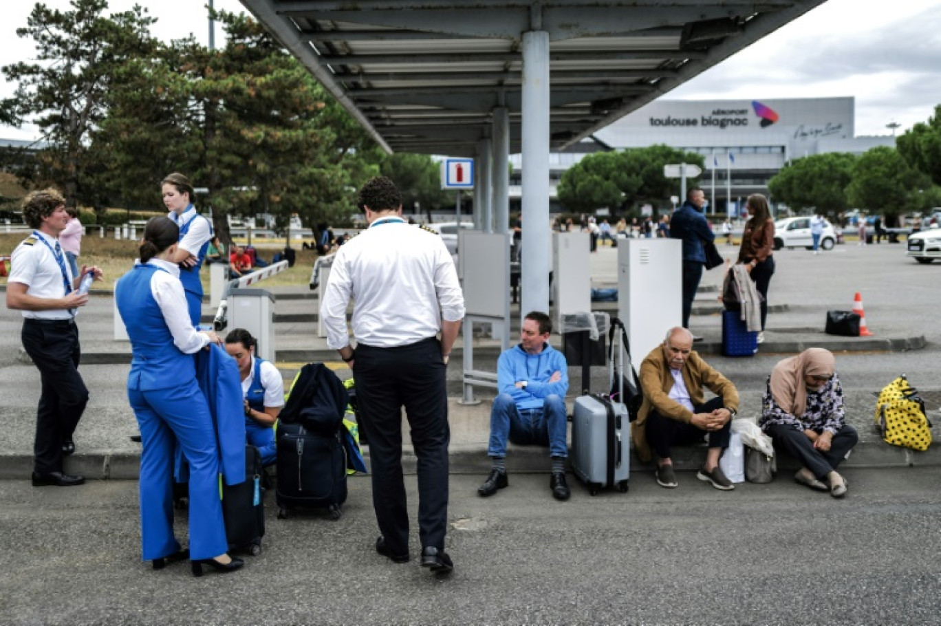 Des passagers attendent devant l(aéroport de Blagnac, près de Toulouse, en Haute-Garonne, le 18 octobre 2023 © Charly TRIBALLEAU