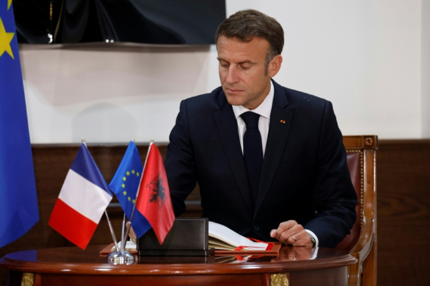 Le président français Emmanuel Macron lors d'une visite bilatérale de deux jours en Albanie, au palais présidentiel, à Tirana, le 17 octobre 2023 © Ludovic MARIN